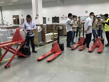 電動高升程搬運車交付使用，感謝廠家羅總親自跟客戶講解操作方法！